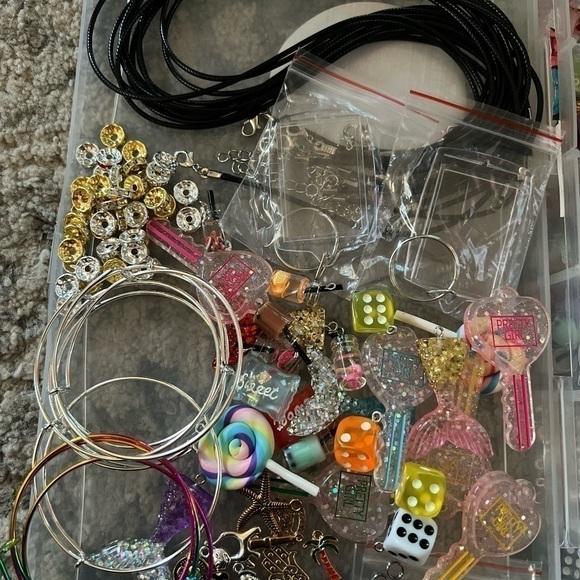DIY keychain/jewelry bundle….Bangle’s, keychains, Necklaces, various charms - Picture 2 of 4